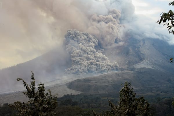 Volcanic Eruption in Eastern Indonesia Forces Mass Evacuation